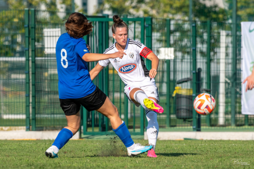Dve kapetanki. Špela Kolbl in Žana Bjelkić. Dve kapetanki. Špela Kolbl in Žana Bjelkić.