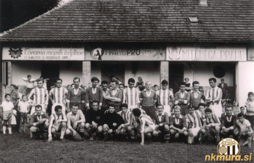 Reprezentanca Pomurja (temni dresi) in OFK Beograd. Stojijo od leve: Sreten Davidović, Sava Antić, Jože Varga (Nafta), Anton Šarotar, Ladislav Kulčar, Jože Norčič, __, Ludvik Norčič, Vasilije Šijaković, Vladimir Žabkar, Feri Maučec, Živko Josić. Čepijo od leve: Bojan Skalar, Miloš Grujić, Srboljub Krivokuća, Ivo Đurinek, Alojz Zach, Vojislav Gaković, __, Tone Dominko (Nafta), Janez Sečko, Josip Skoblar, __, Radovan Gojkov, Adi Erjavec. Bralce prosimo za razpoznavanje oseb. Reprezentanca Pomurja (temni dresi) in OFK Beograd. Stojijo od leve: Sreten Davidović, Sava Antić, Jože Varga (Nafta), Anton Šarotar, Ladislav Kulčar, Jože Norčič, __, Ludvik Norčič, Vasilije Šijaković, Vladimir Žabkar, Feri Maučec, Živko Josić. Čepijo od leve: Bojan Skalar, Miloš Grujić, Srboljub Krivokuća, Ivo Đurinek, Alojz Zach, Vojislav Gaković, __, Tone Dominko (Nafta), Janez Sečko, Josip Skoblar, __, Radovan Gojkov, Adi Erjavec. Bralce prosimo za razpoznavanje oseb.