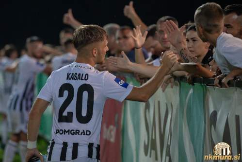 Navijači Mure v Kidričevem čestitajo Niku Kasalo za dosežen zadetek. Navijači Mure v Kidričevem čestitajo Niku Kasalo za dosežen zadetek.