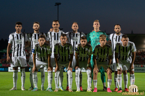 Začetna enajsterica Mure proti Aluminiju (25. avgust 2023). Stojijo od leve: Morris, Shabanhaxhaj, Sadriu, Maruško, Mihelak, Kous. Čepijo: Trontelj, Kurtović, Jurišić, Kasalo in Maroša. Začetna enajsterica Mure proti Aluminiju (25. avgust 2023). Stojijo od leve: Morris, Shabanhaxhaj, Sadriu, Maruško, Mihelak, Kous. Čepijo: Trontelj, Kurtović, Jurišić, Kasalo in Maroša.