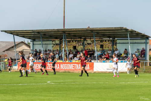 Pogled na tribuno v Bratoncih. Pogled na tribuno v Bratoncih.