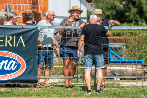 Trener Bojan Jančar (kaže hrbet) v pogovoru z obiskovalci tekem. Trener Bojan Jančar (kaže hrbet) v pogovoru z obiskovalci tekem.