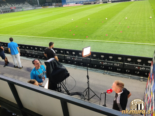 Intervju z Murinim strategom Darjanom Slavicem. Kamerman je nekdanji fotograf Mure Gregor Čiček. Intervju z Murinim strategom Darjanom Slavicem. Kamerman je nekdanji fotograf Mure Gregor Čiček.