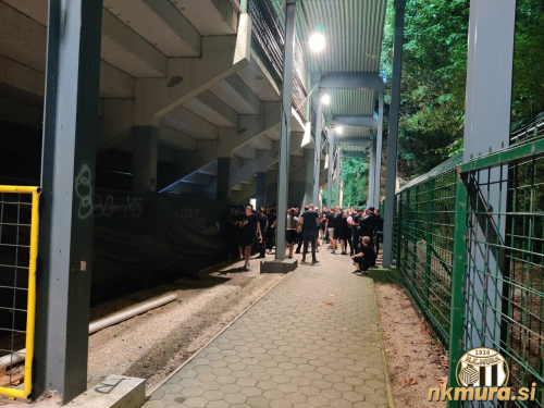 Med polčasom za severno tribuno. Med polčasom za severno tribuno.