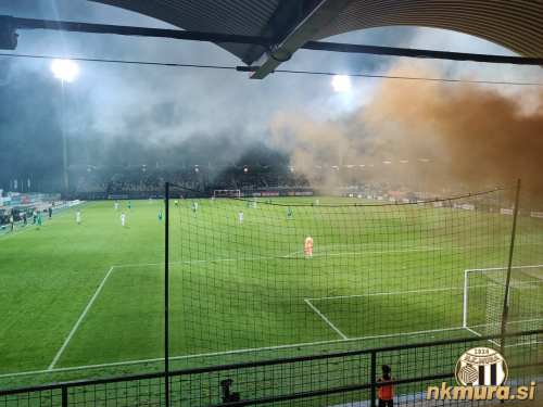 Pogled na igrišče v prvem polčasu. Pogled na igrišče v prvem polčasu.