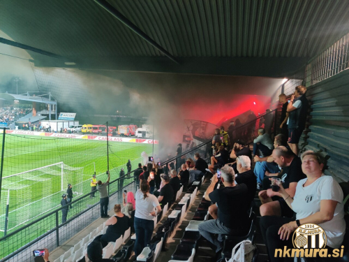Koreografija Black Gringosov v prvem polčasu. Koreografija Black Gringosov v prvem polčasu.