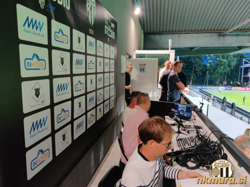 Čarno-bejli studio v katerem dva navijača v živo prek youtuba komentirata dogajanje na tekmi. Čarno-bejli studio v katerem dva navijača v živo prek youtuba komentirata dogajanje na tekmi.