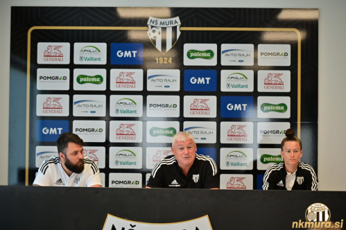 Novinarska konferenca ped pričetkom kvalifikacij za žensko ligo prvakinj. Od leve: Tiskovni predstavnik Smiljan Kuhar, trener Bojan Jančar in kapetanka Špela Kolbl.