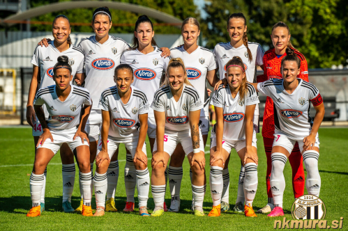 Začetna enajsterica Mure. Stojijo od leve: Bomfim, E. Kos, L. Kos, Dolinar, Testen, Kocijan. Čepijo: De Jesus Matos, Malakhova, Vilčnik, Rakovec in Kolbl. Začetna enajsterica Mure. Stojijo od leve: Bomfim, E. Kos, L. Kos, Dolinar, Testen, Kocijan. Čepijo: De Jesus Matos, Malakhova, Vilčnik, Rakovec in Kolbl.