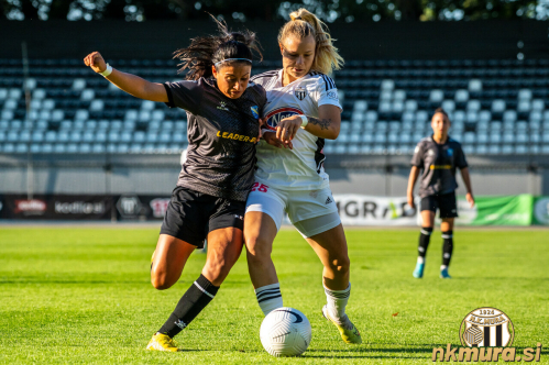 Noelle Vilčnik se bori za žogo. Noelle Vilčnik se bori za žogo.