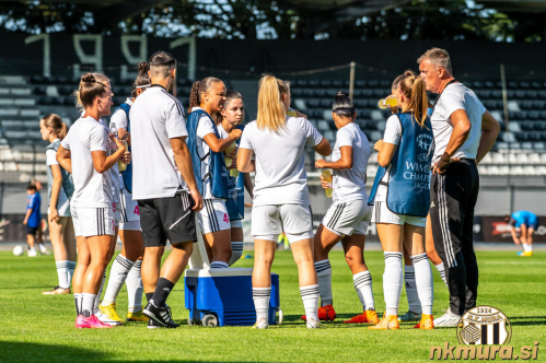 Strokovni štab daje napotke igralkam. Strokovni štab daje napotke igralkam.