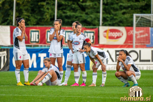 Razočaranje po porazu. Od leve: E. Kos, Dolinar, Testen, Adam, Kolbl, Malakhova, Bomfim. Razočaranje po porazu. Od leve: E. Kos, Dolinar, Testen, Adam, Kolbl, Malakhova, Bomfim.