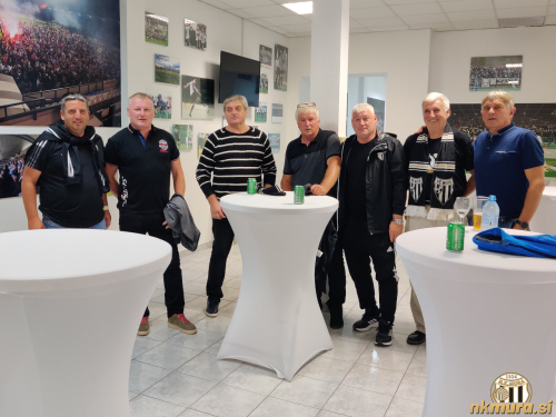 V VIP prostoru. Od leve: Denis Rajbar (športni direktor), Feri Cifer, Štefan Černjavič, Ivan Mertük, Bojan Jančar, Karel Glažar in Štefan Šavel. V VIP prostoru. Od leve: Denis Rajbar (športni direktor), Feri Cifer, Štefan Černjavič, Ivan Mertük, Bojan Jančar, Karel Glažar in Štefan Šavel.