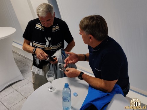 Obujanje spominov na igralska leta. Karel Glažar in Štefan Šavel. Obujanje spominov na igralska leta. Karel Glažar in Štefan Šavel.