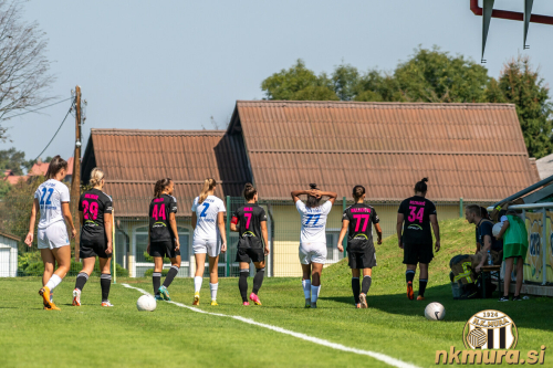 Odhod v slačilnice.  Od leve: Bojana Petkova, Lea Dolinar, Thalita Ellen Silva Bomfim, Iva Jovanoska, Špela Kolbl, Victoria Thalita Alvarenga Dias, Yana Malakhova in Špela Rozmarič. Odhod v slačilnice.  Od leve: Bojana Petkova, Lea Dolinar, Thalita Ellen Silva Bomfim, Iva Jovanoska, Špela Kolbl, Victoria Thalita Alvarenga Dias, Yana Malakhova in Špela Rozmarič.