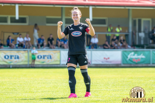 Špela Kolbl je dosegla hat trick. Špela Kolbl je dosegla hat trick.