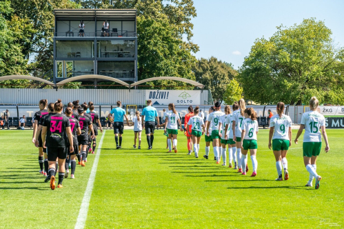 Prihod igralk na igrišče. Prihod igralk na igrišče.