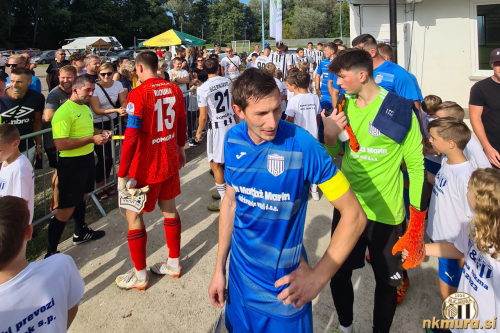 Pred prihodom na igrišče. V ospredju oba kapetana, Florijan Raduha in Borut Lukač pri Dokležovju.