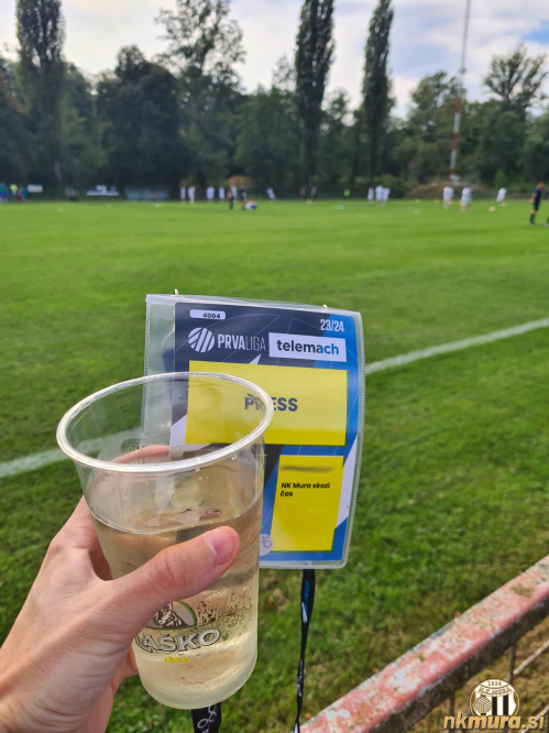 Hladen špricer ob ograji dokležovskega igrišča. Hladen špricer ob ograji dokležovskega igrišča.