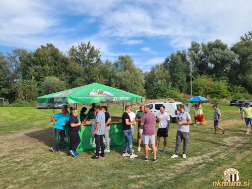 "Jurček" domačinov, ki so se na tekmo dobro pripravili. "Jurček" domačinov, ki so se na tekmo dobro pripravili.