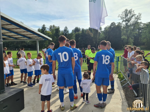 Sodnik preverja igralce pred prihodom na igrišče. Sodnik preverja igralce pred prihodom na igrišče.