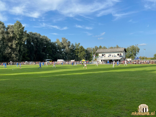 Na tekmi se je zbralo okrog 500 gledalcev. Na tekmi se je zbralo okrog 500 gledalcev.