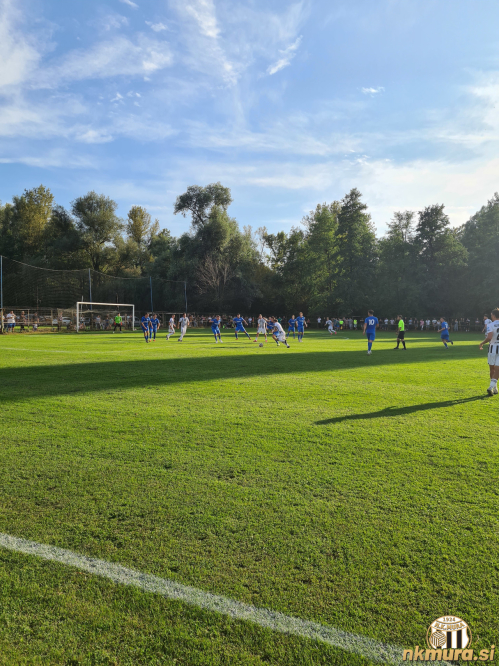 Med tekmo. Med tekmo.