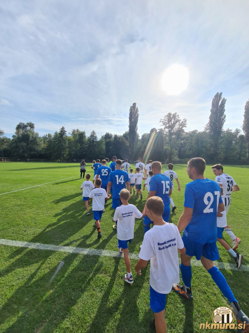 Prihod igralcev na igrišče. Prihod igralcev na igrišče.