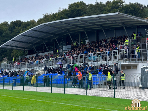 Rogaška je tekmo odigrala pred prenovljenimi tribunami. Zanimiv retro detajl - gledalci spremljajo tekmo z dežniki, ki jih na Fazaneriji ne smemo prinesti na stadion. Rogaška je tekmo odigrala pred prenovljenimi tribunami. Zanimiv retro detajl - gledalci spremljajo tekmo z dežniki, ki jih na Fazaneriji ne smemo prinesti na stadion.