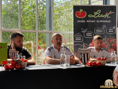 Tiskovna konferenca na Luštni domačiji v Renkovcih. Od leve Smiljan Kuhar (predstavnik za stike z javnostjo), Vladimri Vermezović in Amadej Maroša. Tiskovna konferenca na Luštni domačiji v Renkovcih. Od leve Smiljan Kuhar (predstavnik za stike z javnostjo), Vladimri Vermezović in Amadej Maroša.