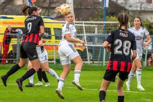 Noelle Vilčnik v skoku. Noelle Vilčnik v skoku.