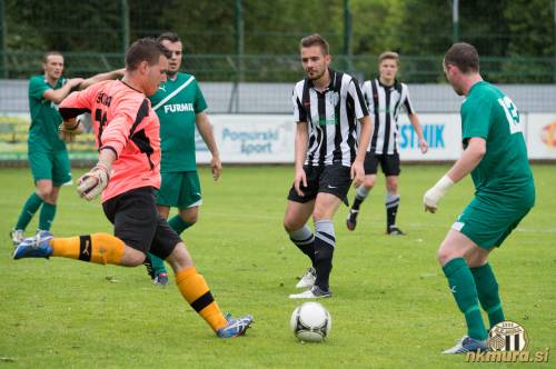 Vratar Hodoša Sandi Škerlak izbija žogo pred Mišelom Korpičem.
