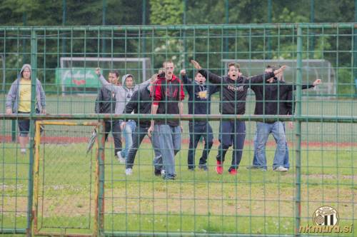 Prihod Black Gringosov na tekmo.