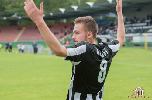 Mišel Korpič se veseli zadetka.