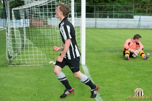 Ivo Balažic se veseli zadetka.