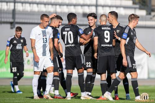 Mura : Slovenija U19. Od leve: Jurišić, Brkić (Slovenija), Spasojević, Petković, Morris, Jovićević, Maruško, Sadriu in Dobrovoljc.