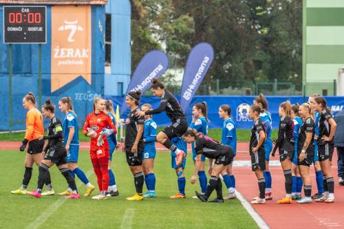 Prihod igralk na igrišče. Prihod igralk na igrišče.