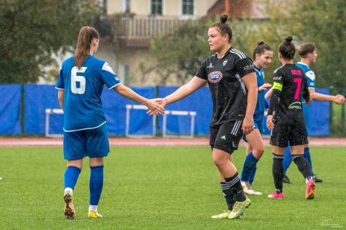 Stisk rok po koncu tekme. Pia Ciganović in Špela Rozmarič. Stisk rok po koncu tekme. Pia Ciganović in Špela Rozmarič.
