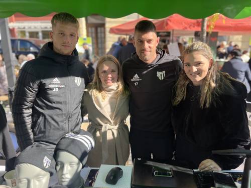 Niko Kasalo, Amadej Maroša. Desno je Ana Rajh, prodajalka v Murini trgovini. Niko Kasalo, Amadej Maroša. Desno je Ana Rajh, prodajalka v Murini trgovini.