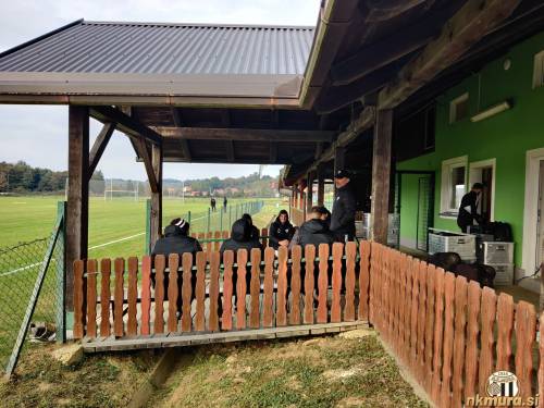 Pred pričetkom tekme.