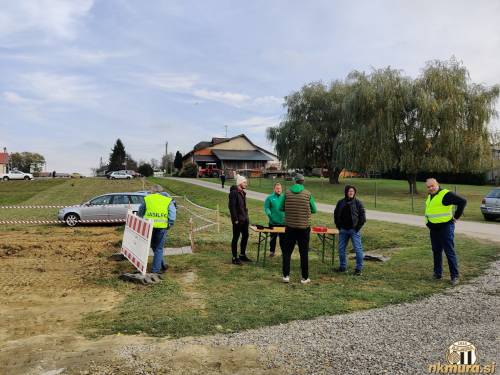 Prodajalci kart in reditelji.