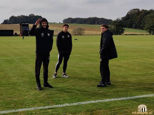 Ogled igrišča. Od leve: Dardan Shabanhaxhaj, Žan Trontelj in Ben Cottrell.