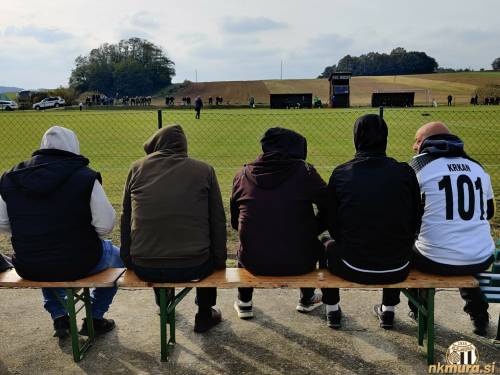 Ogled tekme s klopi ob ograji.