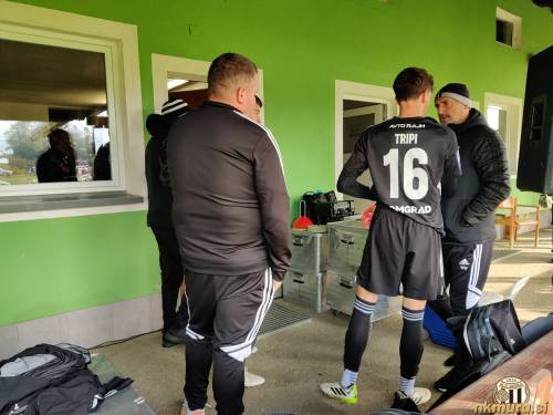 Navodila trenerja. Od leve: Boris Lainšček, Filippo Tripi in Vladimir Vermezović.