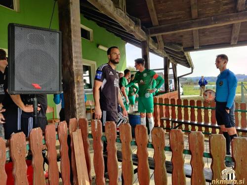 Obe enajsterici čakata glavnega sodnika Mateja Kapuna.