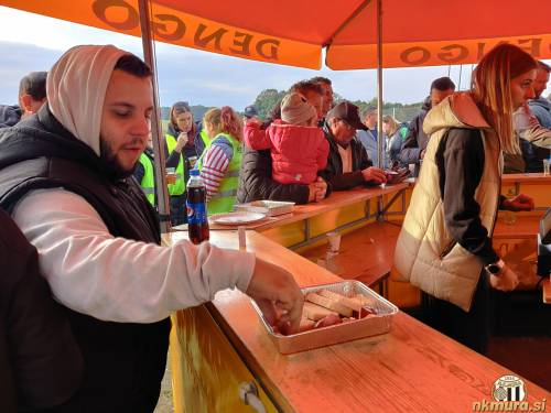 Prijazni domačini so obiskovalcem ponudili klobase, kruh in pijačo.
