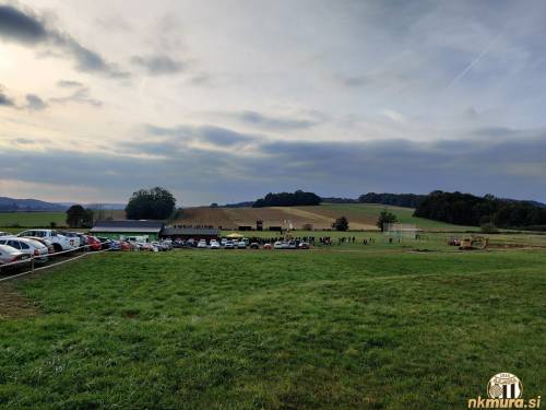 Pogled s travnika nad igriščem.