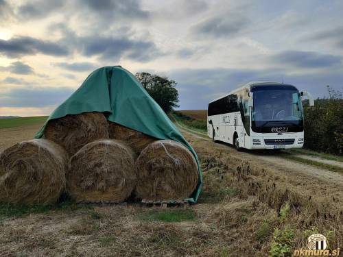 Murin avtobus je bil parkiran na stranski cesti.