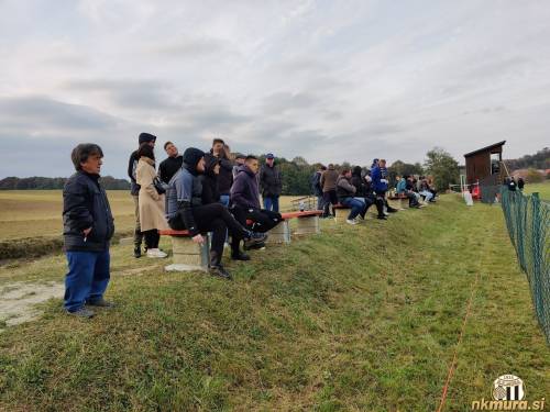 Gledalci so stali tudi na drugi strani igrišča.