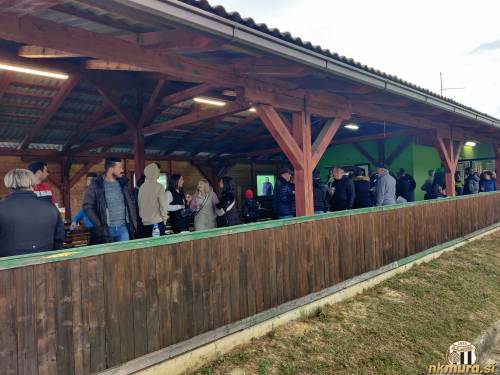 Nadstrešen prostor zraven garderob.